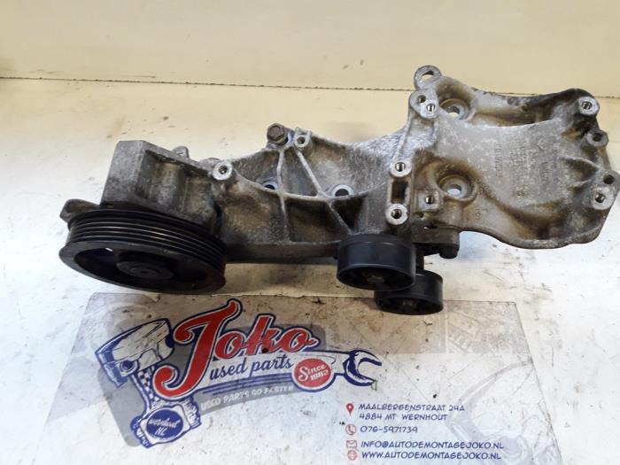 Usagé Support dynamo haut Renault Clio II (BB/CB) 1.4 16V Prix sur demande proposé par Autodemontage Joko B.V.