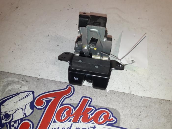 Tailgate lock mechanism from a Kia Carens IV (RP) 1.7 CRDi 16V 2015