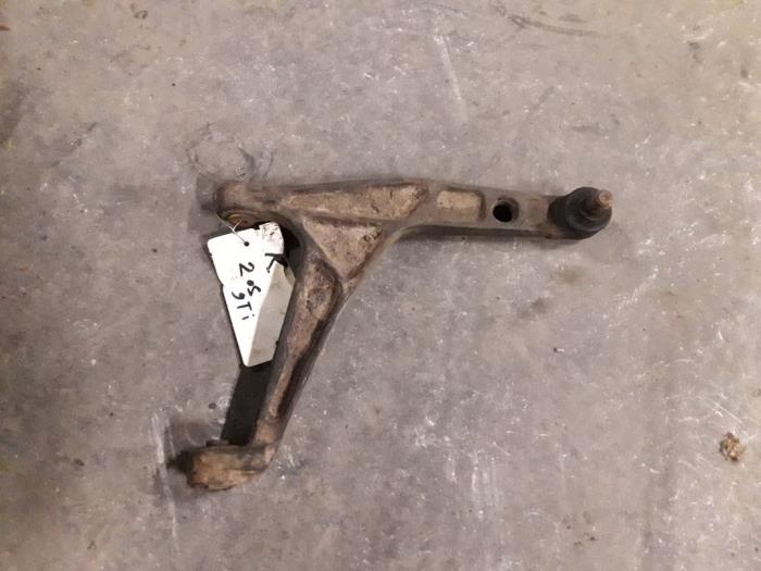Front lower wishbone, right from a Peugeot 205 II (20A/C) 1.9 GTi 1991