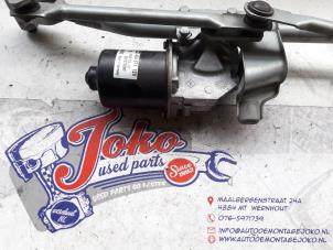 Used Front wiper motor BMW 1 serie (E87/87N) 118d 16V Price on request offered by Autodemontage Joko B.V.