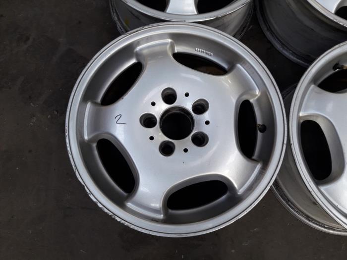 Set of sports wheels from a Mercedes-Benz C (W203) 2.2 C-200 CDI 16V 2002