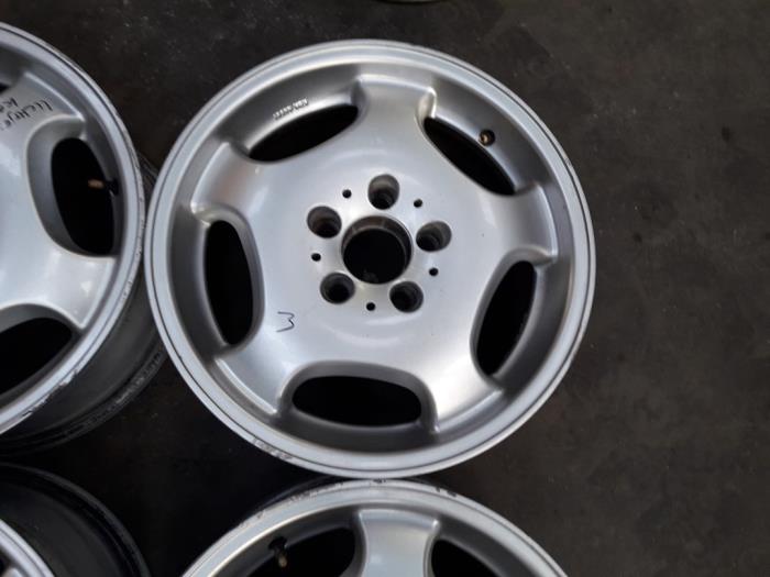 Set of sports wheels from a Mercedes-Benz C (W203) 2.2 C-200 CDI 16V 2002