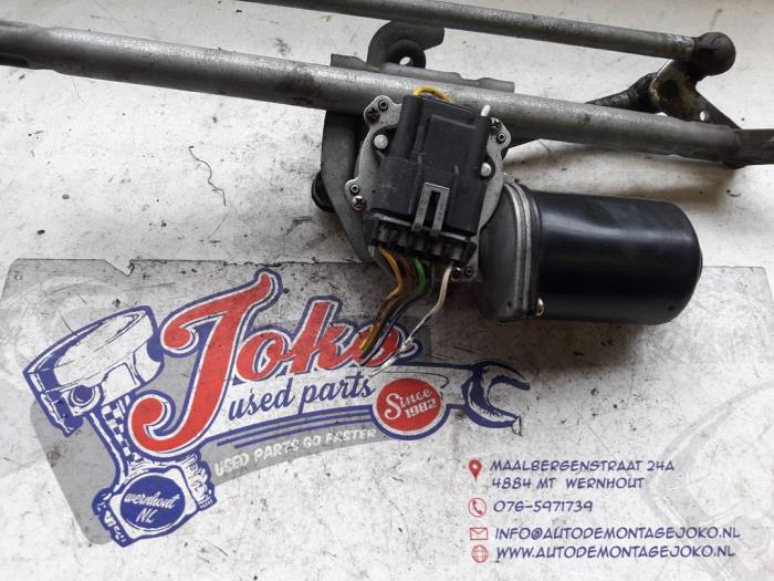 Front wiper motor from a Opel Corsa C (F08/68) 1.2 16V 2001