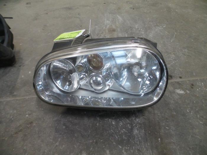 Headlight, left from a Volkswagen Golf IV (1J1) 1.6 1999
