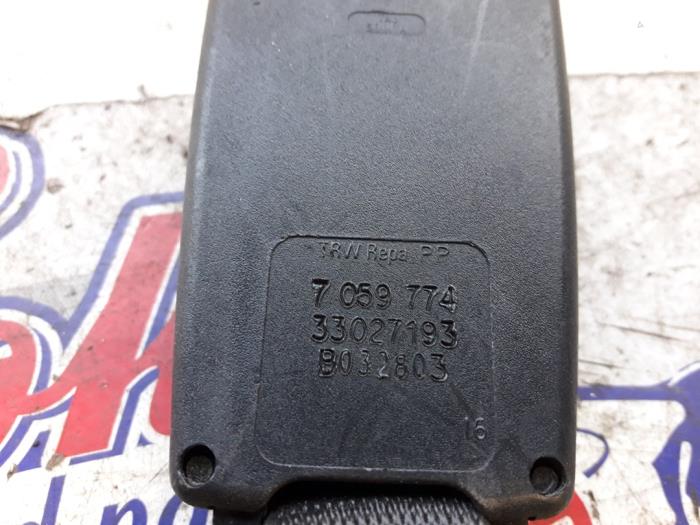 Rear seatbelt buckle, centre from a BMW 5 serie (E60) 530i 24V 2003