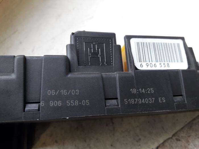 Fuse box from a BMW 5 serie (E60) 530i 24V 2003