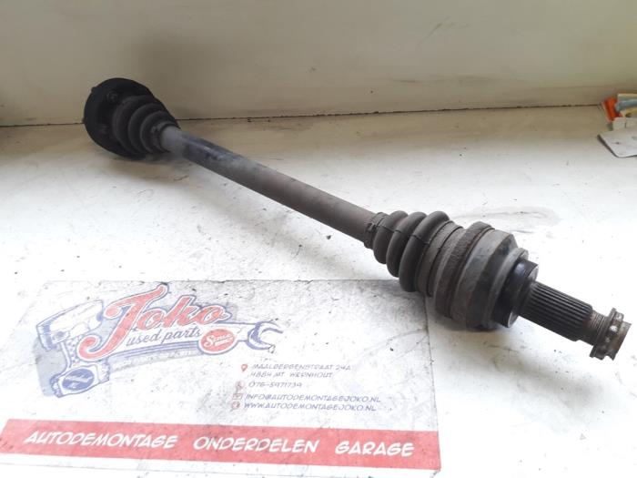 Drive shaft, rear right from a BMW 5 serie (E60) 530i 24V 2003