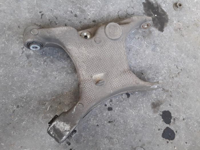 Rear lower wishbone, left from a BMW 5 serie (E60) 530i 24V 2003