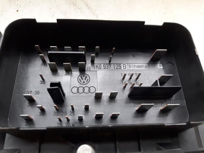 Caja de fusibles de un Volkswagen Scirocco (137/13AD) 1.4 TSI 160 16V 2009