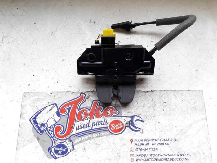 Tailgate lock mechanism from a Opel Vectra C 1.8 16V 2004