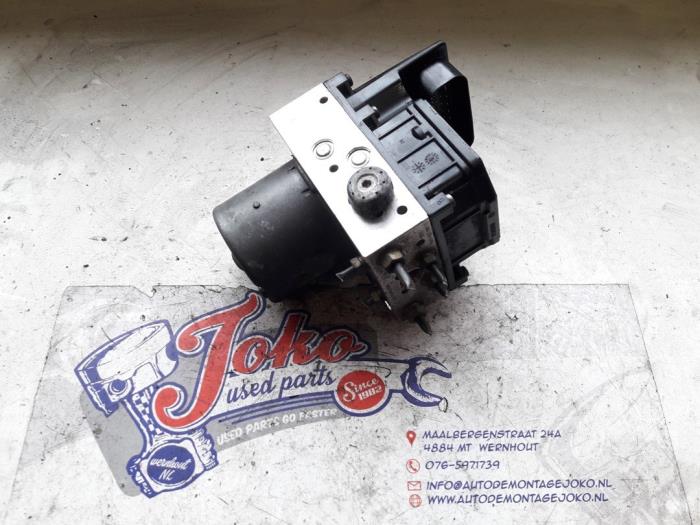 Begagnade ABS-pump Jaguar X-type 2.0 D 16V Pris på förfrågan erbjuds av Autodemontage Joko B.V.