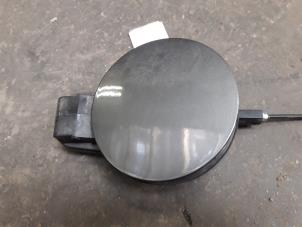 Used Tank cap cover Kia Cee'd (EDB5) 1.6 CRDi 16V Price on request offered by Autodemontage Joko B.V.
