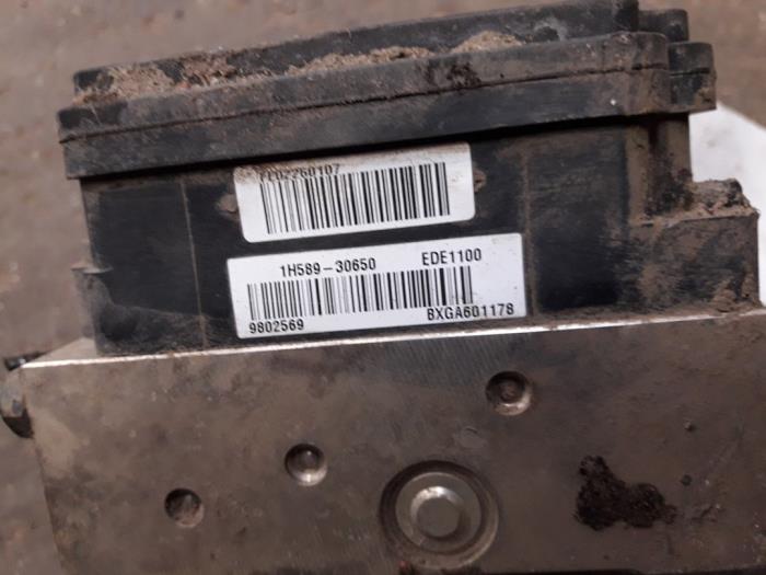 Pompe ABS d'un Kia Cee'd (EDB5) 1.6 CRDi 16V 2011