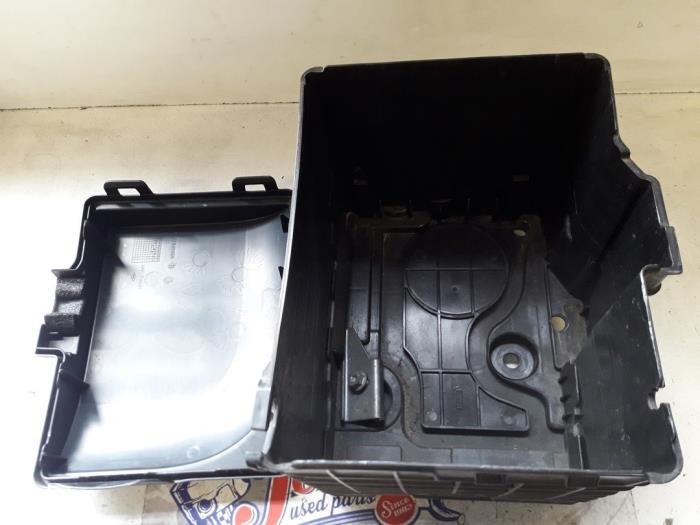 Battery box from a Renault Twingo II (CN) 1.2 16V 2011