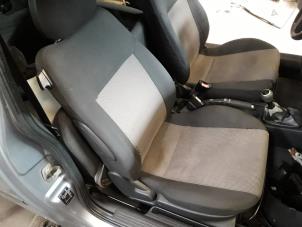 Gebrauchte Sitz rechts Opel Corsa C (F08/68) 1.2 16V Twin Port Preis auf Anfrage angeboten von Autodemontage Joko B.V.