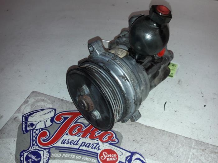 Power steering pump from a BMW 5 serie (E60) 530i 24V 2003
