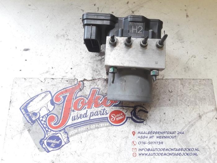 Begagnade ABS-pump Toyota Hilux V/VI 2.4 D 16V 4WD Pris på förfrågan erbjuds av Autodemontage Joko B.V.