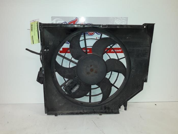 Cooling fans from a BMW 3 serie (E46/4) 318d 16V 2002