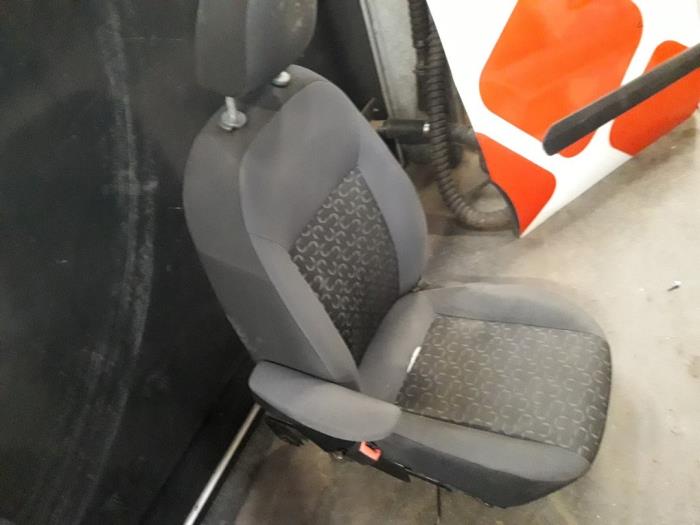 Seat, left from a Fiat Doblo Cargo (263) 1.3 MJ 16V DPF Euro 5 2011