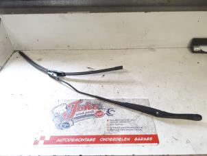 Used Front wiper arm Renault Clio III (BR/CR) 1.5 dCi 75 FAP Price on request offered by Autodemontage Joko B.V.