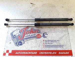 Used Rear gas strut, left Renault Clio III (BR/CR) 1.5 dCi 75 FAP Price on request offered by Autodemontage Joko B.V.