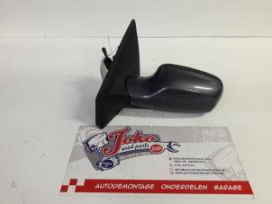 Used Wing mirror, left Renault Clio III (BR/CR) 1.4 16V Price on request offered by Autodemontage Joko B.V.