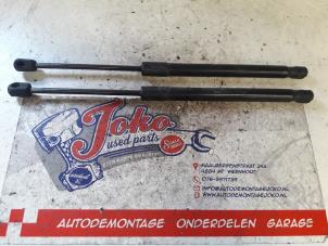 Used Rear gas strut, left Dacia Duster (HS) 1.6 16V Price on request offered by Autodemontage Joko B.V.