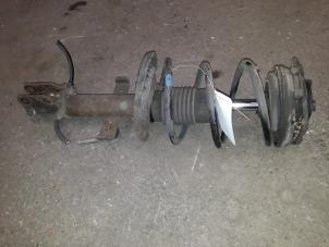 Used Front shock absorber rod, left Renault Clio III (BR/CR) 1.4 16V Price on request offered by Autodemontage Joko B.V.