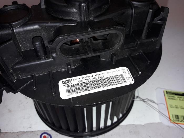 Heating and ventilation fan motor from a Renault Clio III (BR/CR) 1.4 16V 2006