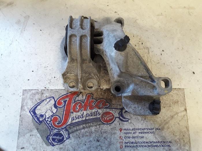 Used Engine mount Dacia Duster (HS) 1.6 16V Price on request offered by Autodemontage Joko B.V.