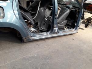 Usagé Seuil droit Dacia Duster (HS) 1.6 16V Prix sur demande proposé par Autodemontage Joko B.V.