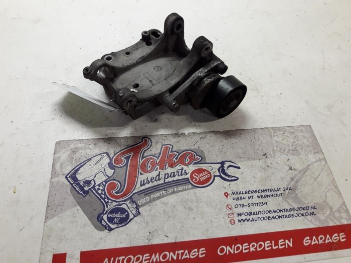 Usagé Support dynamo haut Citroen C4 Coupé (LA) 1.6 16V Prix sur demande proposé par Autodemontage Joko B.V.