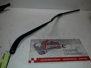 Used Front wiper arm Renault Scénic II (JM) 2.0 16V Price on request offered by Autodemontage Joko B.V.