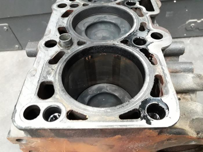 Engine crankcase from a Skoda Yeti (5LAC) 1.6 TDI Greenline 2013