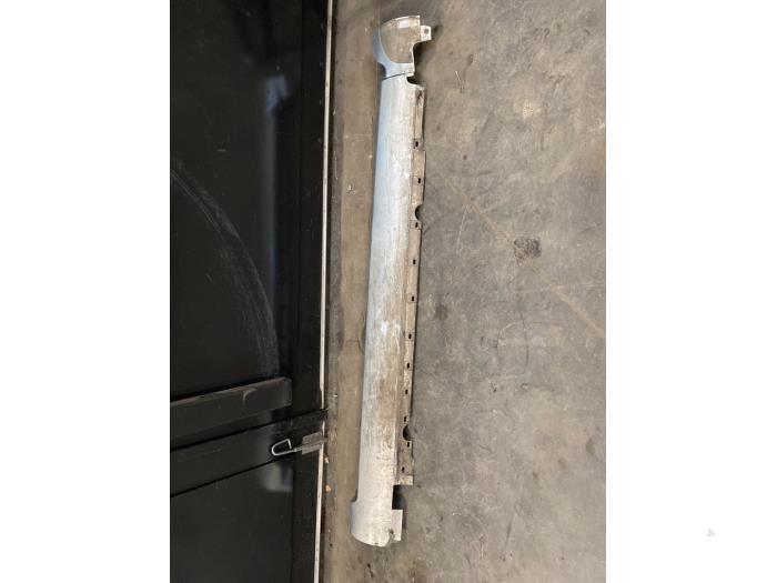 Używane Belka boczna lewa Audi A8 (D3) 4.2 V8 40V Quattro Cena na żądanie oferowane przez Autodemontage Joko B.V.
