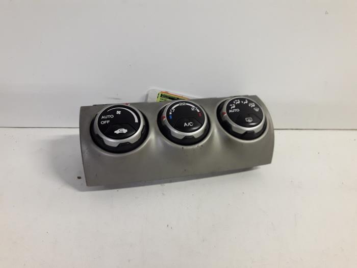 Heater control panel from a Honda CR-V (RD6/7/8) 2.0i 16V VTEC 2003