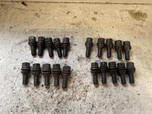 Used Set of wheel bolts Renault Scénic III (JZ) 1.6 16V Price on request offered by Autodemontage Joko B.V.