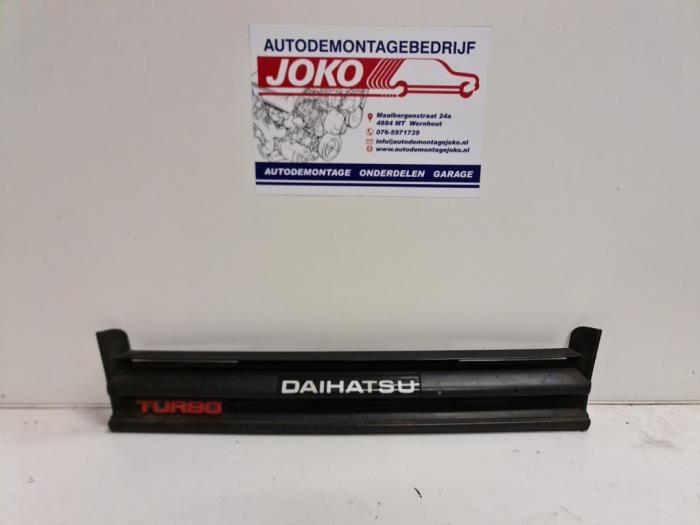 Używane Grill Daihatsu Charade (G100/101/102/112) 1.0 TX Turbo Cena na żądanie oferowane przez Autodemontage Joko B.V.