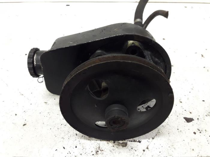 Power steering pump from a Saab 900 I Combi Coupé 2.0 i 1987