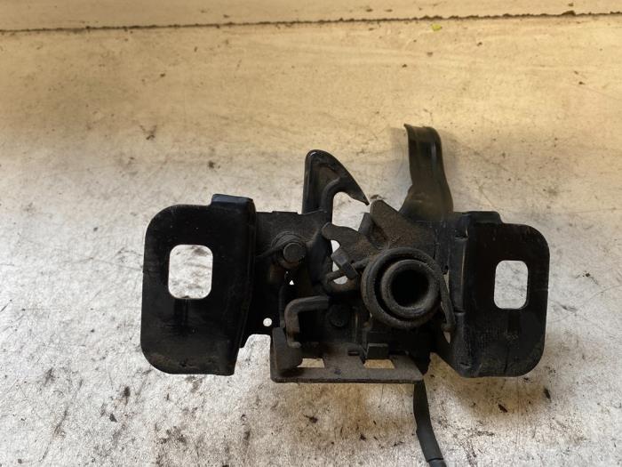 Bonnet lock mechanism from a Opel Astra J (PC6/PD6/PE6/PF6) 1.6 CDTI 16V 2015