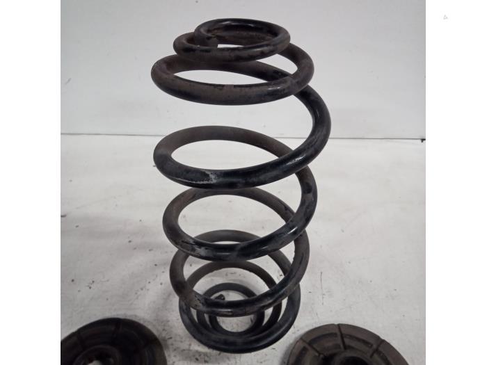 Schraubenfeder hinten van een Opel Astra J (PC6/PD6/PE6/PF6) 1.6 CDTI 16V 2015