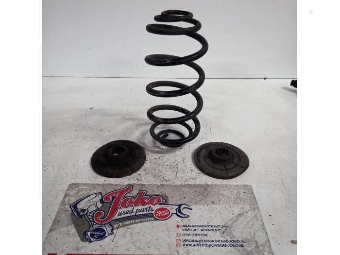 Schraubenfeder hinten van een Opel Astra J (PC6/PD6/PE6/PF6) 1.6 CDTI 16V 2015