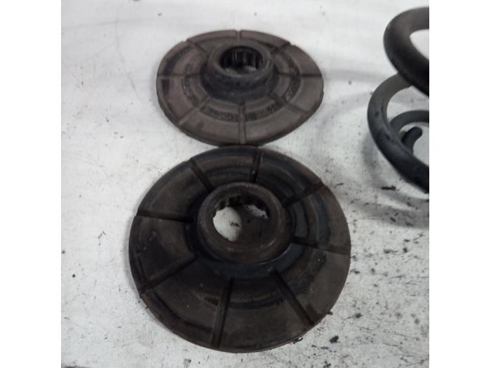Schraubenfeder hinten van een Opel Astra J (PC6/PD6/PE6/PF6) 1.6 CDTI 16V 2015