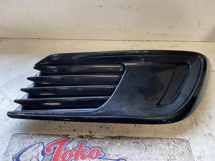 Bumper grille from a Toyota Auris (E18) 1.8 16V Hybrid 2017