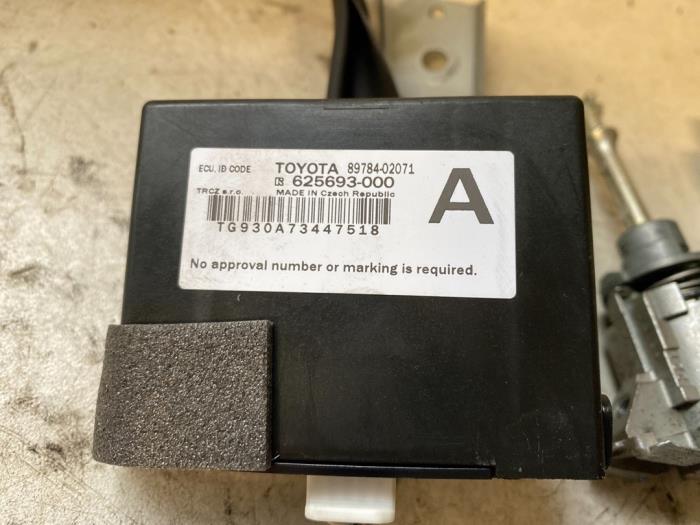 Cilindro de juego de cerraduras (completo) de un Toyota Auris (E18) 1.8 16V Hybrid 2017