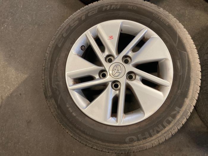 Sport rims set + tires from a Toyota Auris (E18) 1.8 16V Hybrid 2017