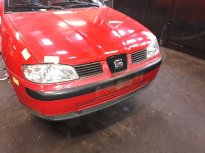 Front bumper from a Seat Ibiza II (6K1) 1.4 2000