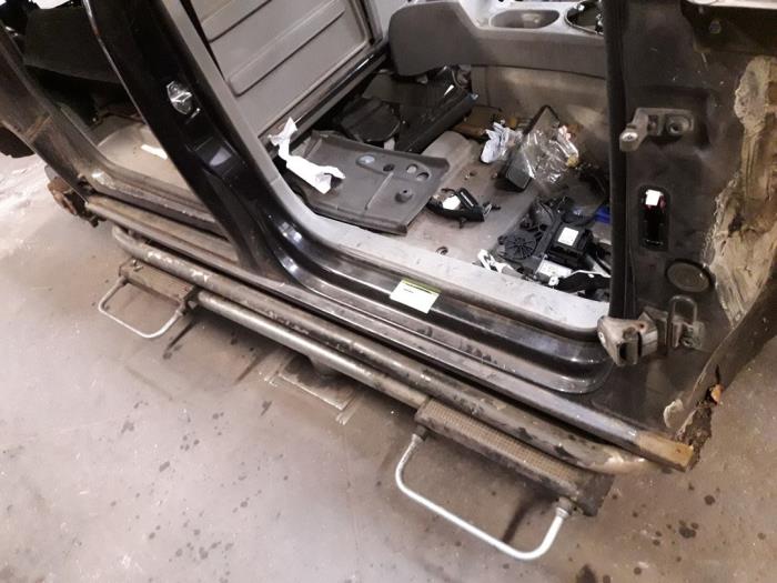 Używane Próg prawy Volkswagen Caddy III (2KA,2KH,2CA,2CH) 1.9 TDI Cena na żądanie oferowane przez Autodemontage Joko B.V.