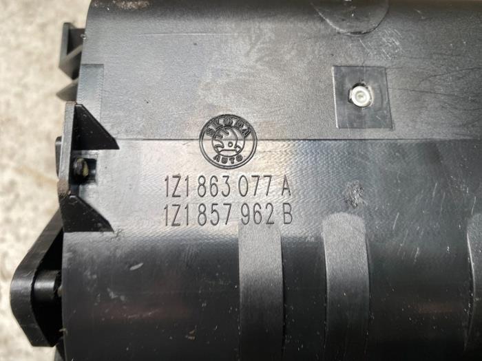 Front ashtray from a Skoda Octavia Combi (1Z5) 1.6 MPI 2008