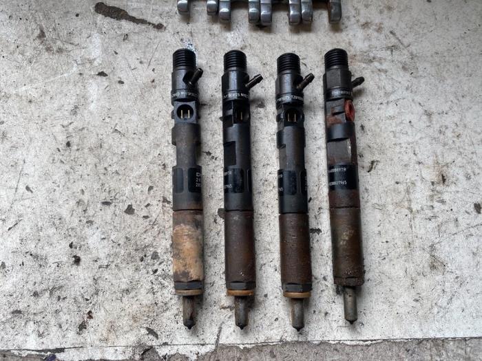 Injector (diesel) from a Renault Kangoo Express (FW) 1.5 dCi 75 2012